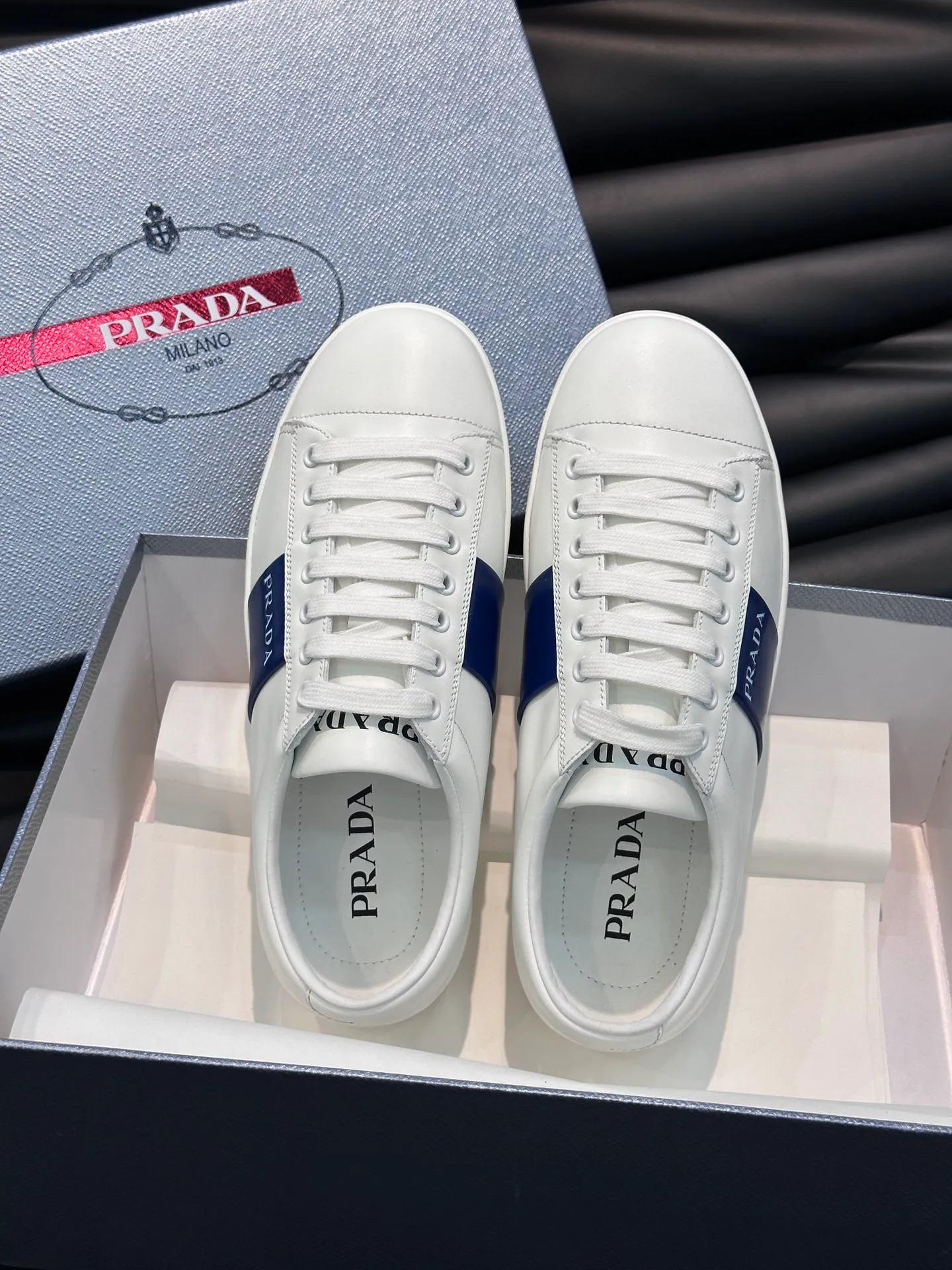 Men's shoes 💰p360 "Men's shoes 💰pRAD*" Prada's new high-end men's casual sports shoes. This leather sports shoe uses calfskin upper. The body of the shoe interprets the Prada letter brand logo from multiple angles. The brand logo is embellished on one side of the upper, all explaining the brand style. Sheepskin lining, lightweight, comfortable and durable! Size: 38-44